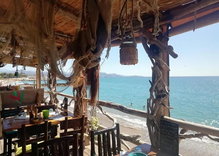 Cote D\'Azur Joli Studio 50M Plage, Climatisation , Parking.
